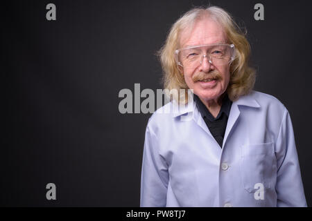 Älterer Mann mit Schnurrbart tragen Schutzbrille wieder Stockfoto