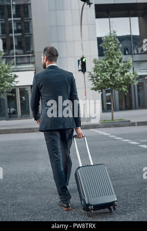 Volle Länge Rückansicht der junge Mann mit einem Koffer Stockfoto