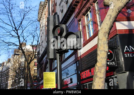 LONDON, UK, 16. Februar 2018: Charing Cross Road neben dem Leicester Square tube station zum Zeitpunkt der chinesischen Neue Jahr feier. Stockfoto