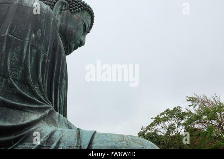 Der große Buddha von Kamakura am Kōtoku-in in Kamakura, Präfektur Kanagawa, Japan. Stockfoto