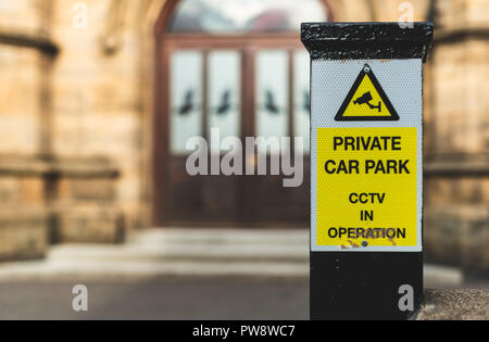 Eine Nahaufnahme eines Zeichens, die sagt, "Privater Parkplatz, cctv in Betrieb' Stockfoto