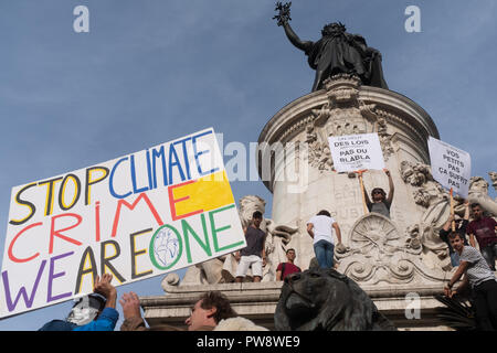 Paris, Frankreich, 13. Oktober 2018: Demonstranten März bis Place de la Republique aus Protest gegen den Klimawandel und die globale Erwärmung Credit: Auf Sicht Fotografische/Alamy leben Nachrichten Stockfoto