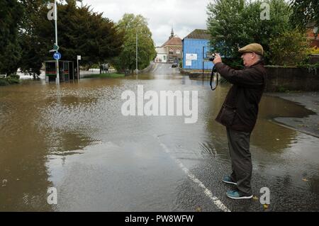 Builth Wells, Wales, Großbritannien, 13. Oktober 2018 Ein Builth Wells resident Datensätze der Szene durch die Groe (korrekte Schreibweise) als Fluss Wye seine Banken burst nach Sturm Callum Builth Wells, Powys, Wales. UK Credit: Andrew Compton/Alamy leben Nachrichten Stockfoto