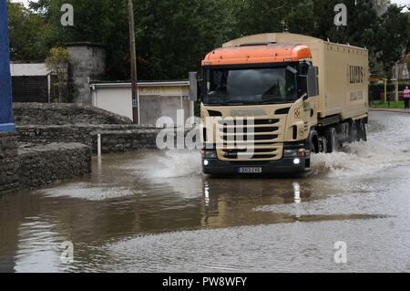 Builth Wells, Wales, Großbritannien, 13. Oktober 2018 ein Lkw durch eine Überflutete Straße nach dem Fluss Wye seine Banken burst nach Sturm Callum in Builth Wells, Powys, Wales. UK Credit: Andrew Compton/Alamy leben Nachrichten Stockfoto