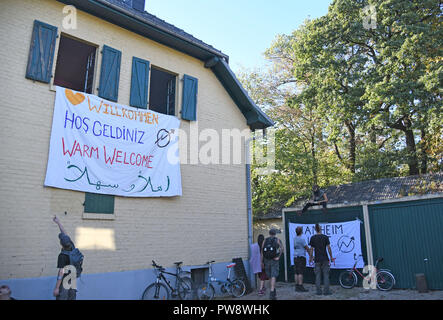 13 Oktober 2018, Nordrhein-Westfalen, Kerpen: 13. Oktober 2018, Deutschland, Kerpen: Banner hängen an einem Haus in Manheim, wo Aktivisten eingedrungen sind. Manheim in der Nähe des Hambacher Wald ist Weg zum hambacher Tagebau zu geben. (Dpa' Braunkohle: Aktivisten erobern leere Häuser" vom 13.10.2018) Foto: Henning Kaiser/dpa Stockfoto