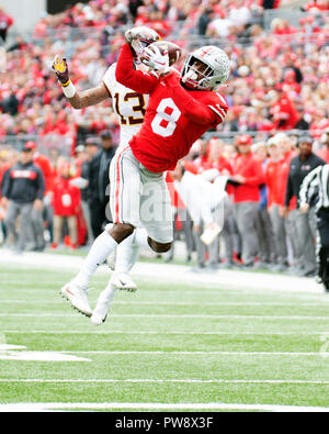 Columbus, Ohio, USA. 13 Okt, 2018. Ohio State Buckeyes cornerback Kendall Sheffield (8) macht das Abfangen gegen Minnesota Golden Gophers wide receiver Rashod Bateman (13) an den NCAA Football Spiel zwischen den Minnesota Golden Gophers & Ohio State Buckeyes am Ohio Stadium in Columbus, Ohio. Brent Clark/Cal Sport Media/Alamy leben Nachrichten Stockfoto