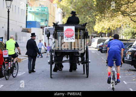 London, Großbritannien. 13 Okt, 2018. Radfahren Gruppen aus London und national für den Beginn einer Protest Fahrt von Lincolns Inn Fields, Parliament Square, alle bestehenden und früheren Regierungen aus allen großen Parteien für ihr Versagen bei der umfassenden Aktionsplan zur sichereren Radfahren zu verurteilen zu sammeln. Penelope Barritt/Alamy leben Nachrichten Stockfoto