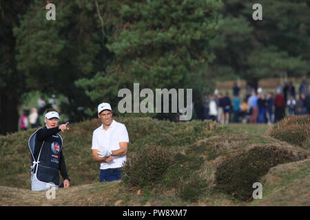 Walton Heath Golf Club, 13. Oktober, 2018. Ross Fisher, lokale Kop aus Surrey, und seine Caddy Esel den Schuß} in der Heide am 15. Loch am dritten Tag am SkySports British Masters Golf Meisterschaft durch Justin Rose Quelle: Motofoto/Alamy Leben Nachrichten gehostet Stockfoto