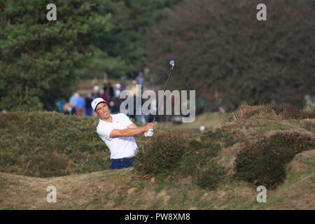 Walton Heath Golf Club, 13. Oktober, 2018. Ross Fisher aus Surrey, spielt seine Wiederaufnahme Schuß in der Heide am 15. Loch am dritten Tag am SkySports British Masters Golf Meisterschaft durch Justin Rose Quelle: Motofoto/Alamy Leben Nachrichten gehostet Stockfoto