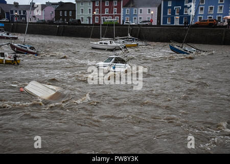 Aberaeron, UK. 13. Oktober 2018. Aberaeron Hafen Aberaeron West Wales Samstag 13.Oktober uk Wetter 2018. T ist Sein alle Hochwasser von der Rive aeronr. und eine Anzahl von Booten im Hafen von Aberaeron verloren den Fluss der höchsten Sünden recodes begann Credit: Andrew chittock/Alamy leben Nachrichten Stockfoto