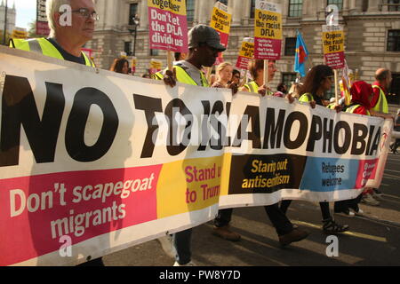 London, Großbritannien. 13. Oktober, 2018. Kampagne Gruppe stehen bis zu Rassismus einen Marsch und die Kundgebung in Whitehall abgehalten. Der Zweck der Protest war auf der rechten Gruppe DFLA (Demokratische Fußball Jungs Alliance) marschieren durch Whitehall und letzten Parlament verhindern. Roland Ravenhill/Alamy leben Nachrichten Stockfoto