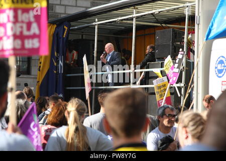 London, Großbritannien. 13. Oktober, 2018. Eine Protestaktion von der Kampagne organisiert Bis zu Rassismus Demonstrationen und Kundgebungen in Whitehall. Der Zweck der Protest war auf der rechten Gruppe DFLA (Demokratische Fußball Jungs Alliance) marschieren durch Whitehall und letzten Parlaments. Stee Hedley, Stellvertretender Generalsekretär der RMT union Adressen der Masse zu verhindern. Roland Ravenhill/Alamy leben Nachrichten Stockfoto