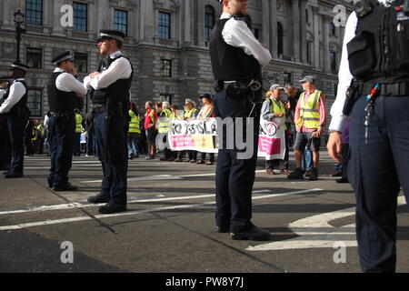 London, Großbritannien. 13. Oktober, 2018. Eine starke Polizeipräsenz wacht über eine Protestaktion in Whitehall durch Kampagne organisiert Bis zu Rassismus stehen. Der Zweck der Protest war auf der rechten Gruppe DFLA (Demokratische Fußball Jungs Alliance) marschieren durch Whitehall und letzten Parlament verhindern. Roland Ravenhill/Alamy leben Nachrichten Stockfoto