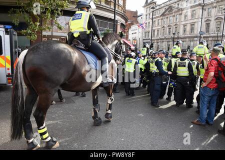 Oktober 2018. Democratic Football Lads Alliance March, die Polizei bildete eine Barriere zwischen rivalisierenden Gruppen der DFLA und Antifaschisten, Trafalgar Square, London.UK Credit: michael melia/Alamy Live News Stockfoto