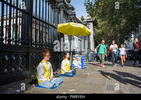 London, England, UK. 13. Oktober, 2018. Falun Gong Praktizierende protestieren vor den Toren des British Museum zum Anhalten gezwungen Live Organ Harvesting in China © Benjamin John/Alamy Leben Nachrichten. Stockfoto