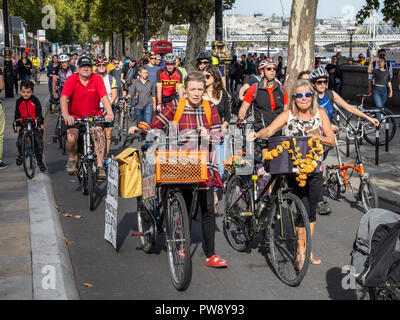 London, England, UK - Oktober 13, 2018: Radfahrer nehmen an der "Pedal für das Parlament durch Töten Radfahrer, einschließlich einer "Nationalen Beerdigung' und 'Die' nennen für größere Investitionen in sichere Infrastruktur für Radfahrer organisiert. Credit: Joe Dunckley/Alamy leben Nachrichten Stockfoto