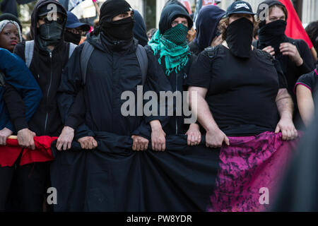 London UK 13 Oktober 2018 Antifaschistischen während ein Zähler Marsch durch die Innenstadt von London in die DFLA (Demokratische Fußball Jungs Alliance). Stockfoto