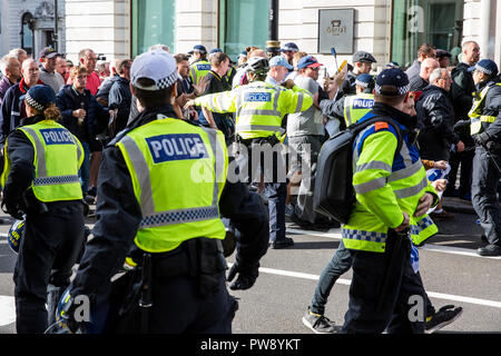 London, Großbritannien. 13. Oktober, 2018. Die Anhänger der rechtsextremen Demokratischen Fußball Jungs Alliance (DFLA) Bruch durch eine Polizeikette nach antifaschistischen Gruppen, darunter auch viele Frauen aus der Feministisch antifaschistischen Versammlung die Route der Demonstration durch London blockiert. Anti-rassistische Gruppen hielt auch eine Einheit Demonstration mit der DFLA Demonstration zusammenfällt. Credit: Mark Kerrison/Alamy leben Nachrichten Stockfoto