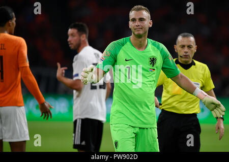 Amsterdam, Niederlande. 13 Okt, 2018. 13. Oktober 2018, in den Niederlanden, Amsterdam: Fußball: Nationen Liga A, Gruppenphase, Gruppe 1 Spieltag 3: Niederlande gegen Deutschland in der Johan Cruyff Arena. Torhüter Jasper Cillessen aus den Niederlanden gestikuliert. Credit: Ina Faßbender/dpa/Alamy leben Nachrichten Stockfoto