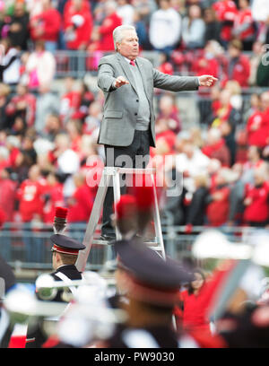 Columbus, Ohio, USA. 13 Okt, 2018. Ohio State University Marching Band Direktor Christopher Hoch führt die Ohio State Marching Band an den NCAA Football Spiel zwischen den Minnesota Golden Gophers & Ohio State Buckeyes am Ohio Stadium in Columbus, Ohio. Brent Clark/Cal Sport Media/Alamy leben Nachrichten Stockfoto