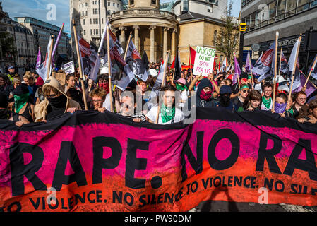 London, Großbritannien. 13. Oktober 2018. Demonstration gegen die DFLA. Eine Koalition von Gruppen marschierten in London auf der rechten Demokratischen Fußball Jungs Alliance (DFLA) widersetzen. Die DFLA waren auch marschieren auf dem gleichen Tag. Es war eine umfangreiche polizeiliche Präsenz. Credit: Stephen Bell/Alamy Leben Nachrichten. Stockfoto