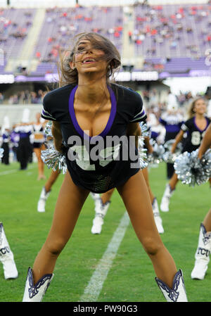 Waco, Texas, USA. 11 Okt, 2018. TCU Horned Frogs showgirls Interpret vor dem NCAA Football Spiel zwischen der Texas Tech-roten Räuber Wirbelstürme und die TCU Horned Frogs an Amon G. Carter in Waco, Texas. Matthew Lynch/CSM/Alamy leben Nachrichten Stockfoto