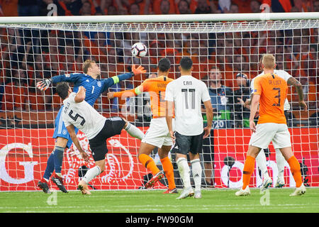 Amsterdam, Niederlande. Oktober 13, 2018 Netherlands-Germany, Fußball, Amsterdam, 13. Oktober 2018 Vergil VAN DIJK, NL 4 schießen Ziel für 1-0 Manuel Neuer, DFB 1 Torhüter, NIEDERLANDE - DEUTSCHLAND Fußball-Nationen Liga, Saison 2018/2019, Amsterdam, Niederlande, 13. Oktober 2018. © Peter Schatz/Alamy Live News Credit: Peter Schatz/Alamy leben Nachrichten Stockfoto