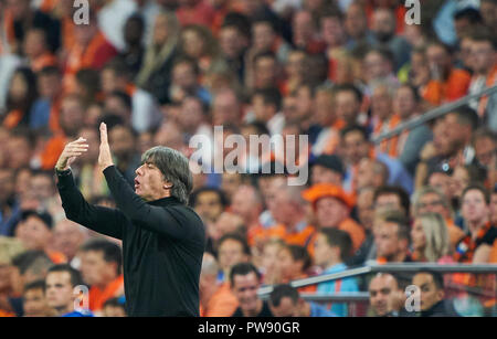 Amsterdam, Niederlande. Oktober 13, 2018 Netherlands-Germany, Fußball, Amsterdam, 13. Oktober 2018 DFB-headcoach Joachim Jogi Löw, Löw, Gestikulieren, geben Anweisungen, Aktion, Bild, Geste, hand Bewegung, zeigen, interpretieren, Mimik, NIEDERLANDE - DEUTSCHLAND Fußball-Nationen Liga, Saison 2018/2019, Amsterdam, Niederlande, 13. Oktober 2018. © Peter Schatz/Alamy Live News Credit: Peter Schatz/Alamy leben Nachrichten Stockfoto