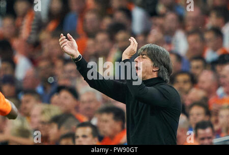 Amsterdam, Niederlande. Oktober 13, 2018 Netherlands-Germany, Fußball, Amsterdam, 13. Oktober 2018 DFB-headcoach Joachim Jogi Löw, Löw, Gestikulieren, geben Anweisungen, Aktion, Bild, Geste, hand Bewegung, zeigen, interpretieren, Mimik, NIEDERLANDE - DEUTSCHLAND Fußball-Nationen Liga, Saison 2018/2019, Amsterdam, Niederlande, 13. Oktober 2018. © Peter Schatz/Alamy Live News Credit: Peter Schatz/Alamy leben Nachrichten Stockfoto