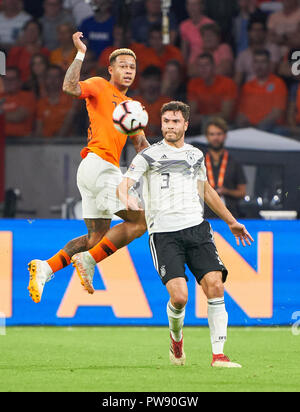 Amsterdam, Niederlande. Oktober 13, 2018 Netherlands-Germany, Fußball, Amsterdam, Oktober 13, 2018 Jonas HECTOR, DFB 3 konkurrieren um die Kugel, Bekämpfung, Duell, Schneidwerk gegen Memphis DEPAY, NL 10 NIEDERLANDE - DEUTSCHLAND Fußball-Nationen Liga, Saison 2018/2019, Amsterdam, Niederlande, 13. Oktober 2018. © Peter Schatz/Alamy Live News Credit: Peter Schatz/Alamy leben Nachrichten Stockfoto