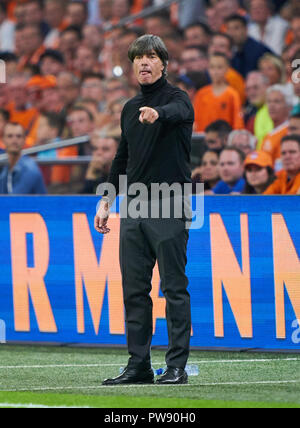 Amsterdam, Niederlande. Oktober 13, 2018 Netherlands-Germany, Fußball, Amsterdam, 13. Oktober 2018 DFB-headcoach Joachim Jogi Löw, Löw, Gestikulieren, geben Anweisungen, Aktion, Bild, Geste, hand Bewegung, zeigen, interpretieren, Mimik, NIEDERLANDE - DEUTSCHLAND Fußball-Nationen Liga, Saison 2018/2019, Amsterdam, Niederlande, 13. Oktober 2018. © Peter Schatz/Alamy Live News Credit: Peter Schatz/Alamy leben Nachrichten Stockfoto