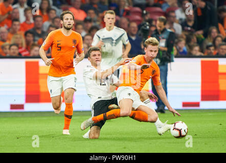 Amsterdam, Niederlande. Oktober 13, 2018 Netherlands-Germany, Fußball, Amsterdam, Oktober 13, 2018 Thomas Mueller, DFB 13 konkurrieren um die Kugel, Bekämpfung, Duell, Schneidwerk gegen Frenkie DE JONG, NL 7 Daley BLIND, NL 5 NIEDERLANDE - DEUTSCHLAND Fußball-Nationen Liga, Saison 2018/2019, Amsterdam, Niederlande, 13. Oktober 2018. © Peter Schatz/Alamy Live News Credit: Peter Schatz/Alamy leben Nachrichten Stockfoto