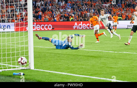 Amsterdam, Niederlande. Oktober 13, 2018 Netherlands-Germany, Fußball, Amsterdam, 13. Oktober 2018 Georginio WIJNALDUM, NL 8 schießen Ziel für 3-0 gegen Manuel Neuer, DFB 1 Torhüter, NIEDERLANDE - DEUTSCHLAND Fußball-Nationen Liga, Saison 2018/2019, Amsterdam, Niederlande, 13. Oktober 2018. © Peter Schatz/Alamy Live News Credit: Peter Schatz/Alamy leben Nachrichten Stockfoto