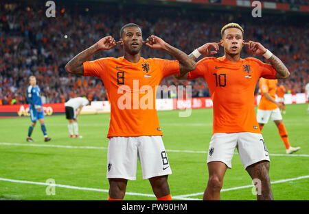 Amsterdam, Niederlande. Oktober 13, 2018 Netherlands-Germany, Fußball, Amsterdam, 13. Oktober 2018 Georginio WIJNALDUM, NL 8 schießen Ziel für 3-0 gegen Manuel Neuer, DFB 1 Torhüter, Feier mit Memphis DEPAY, NL 10 NIEDERLANDE - DEUTSCHLAND Fußball-Nationen Liga, Saison 2018/2019, Amsterdam, Niederlande, 13. Oktober 2018. © Peter Schatz/Alamy Live News Credit: Peter Schatz/Alamy leben Nachrichten Stockfoto