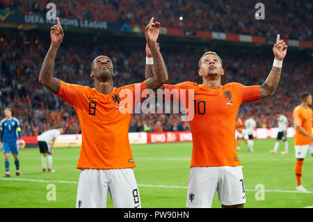 Amsterdam, Niederlande. Oktober 13, 2018 Netherlands-Germany, Fußball, Amsterdam, 13. Oktober 2018 Georginio WIJNALDUM, NL 8 schießen Ziel für 3-0 gegen Manuel Neuer, DFB 1 Torhüter, Feier mit Memphis DEPAY, NL 10 NIEDERLANDE - DEUTSCHLAND Fußball-Nationen Liga, Saison 2018/2019, Amsterdam, Niederlande, 13. Oktober 2018. © Peter Schatz/Alamy Live News Credit: Peter Schatz/Alamy leben Nachrichten Stockfoto