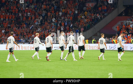 Amsterdam, Niederlande. Oktober 13, 2018 Netherlands-Germany, Fußball, Amsterdam, 13. Oktober 2018 DFB-Team Thomas Mueller, DFB 13 Julian BRANDT, DFB 10 Jonas HECTOR, DFB 3 Matthias GINTER, DFB 4 Jerome BOATENG, Nr. 17 DFB-Mats HUMMELS, DFB 5 Joshua KIMMICH, DFB 18 Mark UTH, DFB 23 traurig, enttäuscht, wütend, Emotionen, Enttäuschung, Frustration, Frustration, Traurigkeit, Verzweiflung, Hoffnungslosigkeit, NIEDERLANDE - DEUTSCHLAND Fußball-Nationen Liga, Saison 2018/2019, Amsterdam, Niederlande, 13. Oktober 2018. © Peter Schatz/Alamy Live News Credit: Peter Schatz/Alamy leben Nachrichten Stockfoto