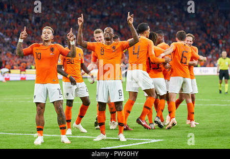Amsterdam, Niederlande. Oktober 13, 2018 Netherlands-Germany, Fußball, Amsterdam, 13. Oktober 2018 Georginio WIJNALDUM, NL 8 schießen Ziel für 3-0 gegen Manuel Neuer, DFB 1 Torhüter, Feier mit Memphis DEPAY, NL 10 NIEDERLANDE - DEUTSCHLAND Fußball-Nationen Liga, Saison 2018/2019, Amsterdam, Niederlande, 13. Oktober 2018. © Peter Schatz/Alamy Live News Credit: Peter Schatz/Alamy leben Nachrichten Stockfoto