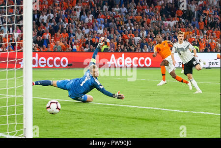 Amsterdam, Niederlande. Oktober 13, 2018 Netherlands-Germany, Fußball, Amsterdam, 13. Oktober 2018 Georginio WIJNALDUM, NL 8 schießen Ziel für 3-0 gegen Manuel Neuer, DFB 1 Torhüter, NIEDERLANDE - DEUTSCHLAND Fußball-Nationen Liga, Saison 2018/2019, Amsterdam, Niederlande, 13. Oktober 2018. © Peter Schatz/Alamy Live News Credit: Peter Schatz/Alamy leben Nachrichten Stockfoto