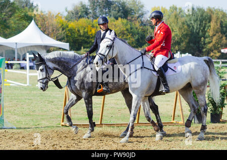 Hippodrom, Skopje, R, Mazedonien. Oktober 13, 2018, 13:00 Uhr MESZ Die Föderation der Pferdesport von Mazedonien organisiert das internationale Turnier kopje 2018'-Memorial Cup 'Dr. Josif Naumovski' im Hippodrome. Sechs Spiele sind vorhergesagt, nach internationalen Standards, in der das Überspringen von Hindernissen in einer Höhe von 1 bis 1,3 Meter. Credit: Dragan Ristovski/Alamy leben Nachrichten Stockfoto