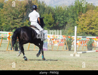 Hippodrom, Skopje, R, Mazedonien. Oktober 13, 2018, 13:00 Uhr MESZ Die Föderation der Pferdesport von Mazedonien organisiert das internationale Turnier kopje 2018'-Memorial Cup 'Dr. Josif Naumovski' im Hippodrome. Sechs Spiele sind vorhergesagt, nach internationalen Standards, in der das Überspringen von Hindernissen in einer Höhe von 1 bis 1,3 Meter. Credit: Dragan Ristovski/Alamy leben Nachrichten Stockfoto