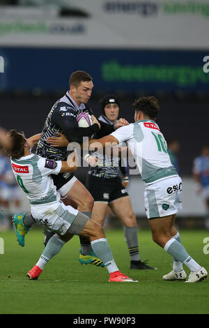 Swansea, Großbritannien. 13. Oktober 2018. George nördlich der Fischadler ist von Julien Blanc von Pau (l) und Antoine Hastoy ¨ von Pau in Angriff genommen. European Rugby Challenge Cup Pokal, 1. Runde übereinstimmen, Fischadler v Pau an der Liberty Stadium in Swansea, Südwales am Samstag, den 13. Oktober 2018. pic von Andrew Obstgarten, Alamy Leben Nachrichten. Credit: Andrew Obstgarten/Alamy Live News Credit: Andrew Obstgarten/Alamy leben Nachrichten Stockfoto