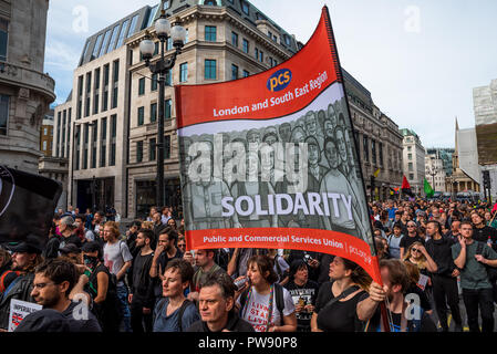 London, Großbritannien. 13. Oktober 2018. Demonstration gegen die DFLA. Eine Koalition von Gruppen marschierten in London auf der rechten Demokratischen Fußball Jungs Alliance (DFLA) widersetzen. Die DFLA waren auch marschieren auf dem gleichen Tag. Es war eine umfangreiche polizeiliche Präsenz. Credit: Stephen Bell/Alamy Leben Nachrichten. Stockfoto