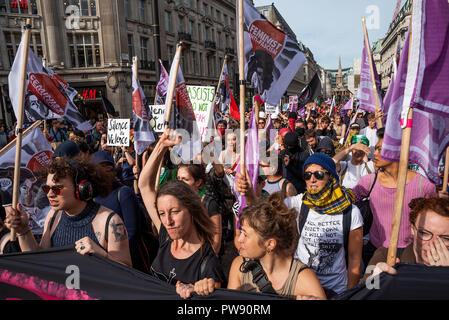 London, Großbritannien. 13. Oktober 2018. Demonstration gegen die DFLA. Eine Koalition von Gruppen marschierten in London auf der rechten Demokratischen Fußball Jungs Alliance (DFLA) widersetzen. Die DFLA waren auch marschieren auf dem gleichen Tag. Es war eine umfangreiche polizeiliche Präsenz. Credit: Stephen Bell/Alamy Leben Nachrichten. Stockfoto