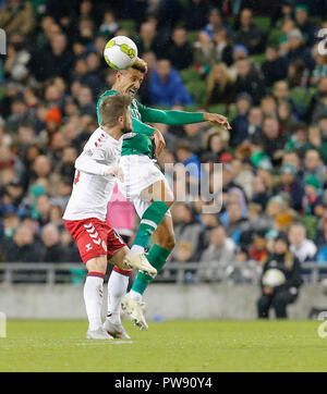 Aviva Stadium, Dublin, Irland. 13 Okt, 2018. UEFA Nationen Liga Fußball, Irland gegen Dänemark; Callum Robinson von Irland gewinnt den header Credit: Aktion plus Sport/Alamy leben Nachrichten Stockfoto