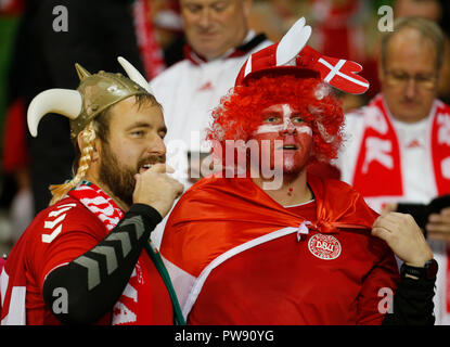 Aviva Stadium, Dublin, Irland. 13 Okt, 2018. UEFA Nationen Liga Fußball, Irland gegen Dänemark; Dänische Lüfter mit gesichtsfarbe Credit: Aktion plus Sport/Alamy leben Nachrichten Stockfoto