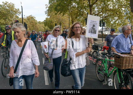 London, Großbritannien. 13. Oktober 2018. Mitglieder der Familie von Tony Spink, ein Radfahrer, der von einem Lkw, die ihn 150 Meter gezogen, aber nicht an der Haltestelle an der Trauerzug der Radfahrer hinter einem Pferd nehmen gezogenen Leichenwagen das Versagen der Regierungen von allen großen Parteien zu markieren umfassenden Aktionsplan zur sichereren Radfahren zu nehmen getötet wurde. Töten Radfahrer Anruf für £ 3 Milliarden jährlich in einem nationalen geschützt Radwegenetz und für dringende Maßnahmen der giftige Luftverschmutzung aus Diesel und Benzin Fahrzeuge, die Zehntausende Menschen jedes Jahr tötet zu reduzieren investiert werden, und deaktiviert Stockfoto