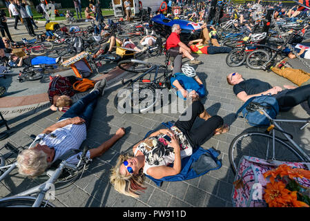 London, Großbritannien. 13. Oktober 2018. Menschen nehmen an einem 10-minütigen sterben durch Töten Radfahrer außerhalb des Parlaments am Ende der Trauerzug hinter einer von Pferden gezogenen Leichenwagen das Versagen der Regierungen von allen großen Parteien zu markieren umfassende Maßnahmen zum sicheren Radfahren. Töten Radfahrer Anruf für £ 3 Milliarden jährlich in einem nationalen geschützt Radwegenetz und für dringende Maßnahmen der giftige Luftverschmutzung aus Diesel und Benzin Fahrzeuge, die Zehntausende Menschen jedes Jahr tötet zu reduzieren investiert werden, und deaktiviert die Hunderte von Tausenden. Nach dem Sterben - in der Seve Stockfoto