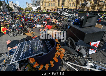 London, Großbritannien. 13. Oktober 2018. Menschen nehmen an einem 10-minütigen sterben durch Töten Radfahrer außerhalb des Parlaments am Ende der Trauerzug hinter einer von Pferden gezogenen Leichenwagen das Versagen der Regierungen von allen großen Parteien zu markieren umfassende Maßnahmen zum sicheren Radfahren. Töten Radfahrer Anruf für £ 3 Milliarden jährlich in einem nationalen geschützt Radwegenetz und für dringende Maßnahmen der giftige Luftverschmutzung aus Diesel und Benzin Fahrzeuge, die Zehntausende Menschen jedes Jahr tötet zu reduzieren investiert werden, und deaktiviert die Hunderte von Tausenden. Nach dem Sterben - in der Seve Stockfoto