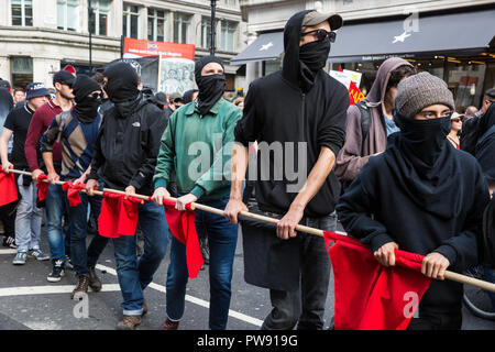 London, Großbritannien. 13. Oktober, 2018. Antifaschistische Gruppen, darunter auch viele Frauen aus der Feministisch antifaschistischen Versammlung März durch London aus Protest gegen eine Kundgebung der Rechtsextremen demokratischen Fußball Jungs Alliance (DFLA). Anti-rassistische Gruppen hielt auch eine Einheit Demonstration mit der DFLA Demonstration zusammenfällt. Der Metropolitan Police auferlegten Bedingungen auf den Demonstrationen zu "ernste Störung und ernste Störungen für das Leben der Gemeinschaft" zu verhindern. Stockfoto