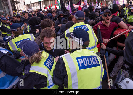 London, Großbritannien. 13. Oktober 2018. Demonstration gegen die DFLA. Eine Koalition von Gruppen marschierten in London auf der rechten Demokratischen Fußball Jungs Alliance (DFLA) widersetzen. Die DFLA waren auch marschieren auf dem gleichen Tag. Es war eine umfangreiche polizeiliche Präsenz. Credit: Stephen Bell/Alamy Leben Nachrichten. Stockfoto